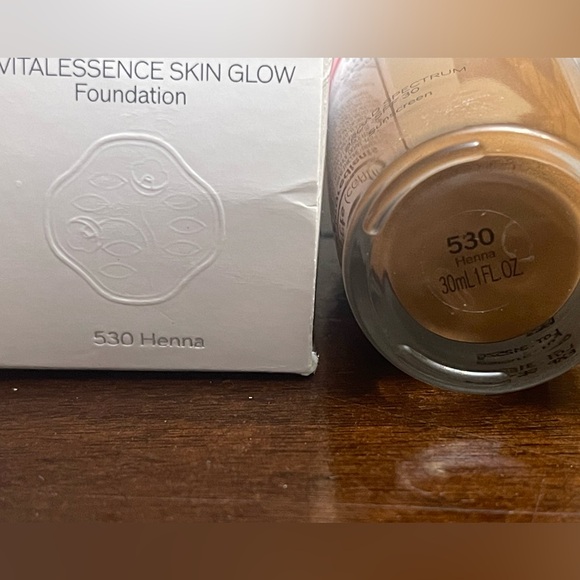Shisheido Revitalessence Skin Glow Foundation- shade 530 Henna - Picture 2 of 5